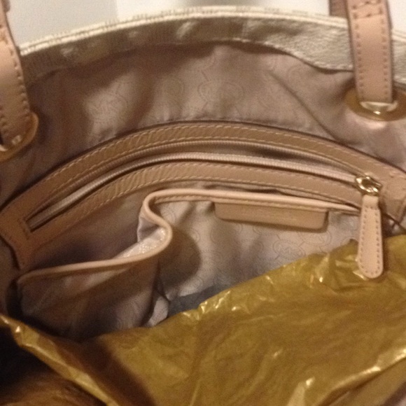 ❤ITEM SOLD❤MK VANILLA JET SET TOTE - Picture 7 of 8